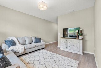 715 Spruce Needle Ln in Cedar Falls, IA - Foto de edificio - Building Photo