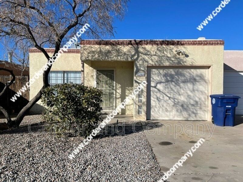 3229 Corona Dr NW in Albuquerque, NM - Foto de edificio