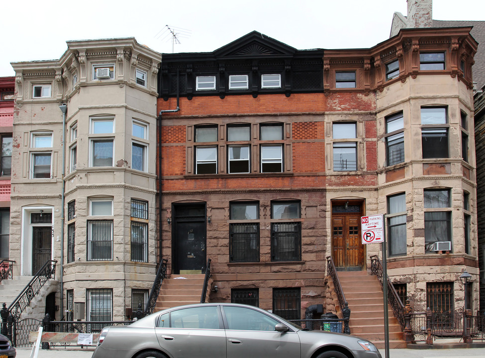 137 Decatur St in Brooklyn, NY - Foto de edificio