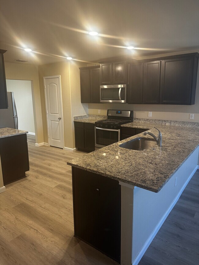 Room in Apartment on Harbor Lndg in Von Ormy, TX - Foto de edificio - Building Photo