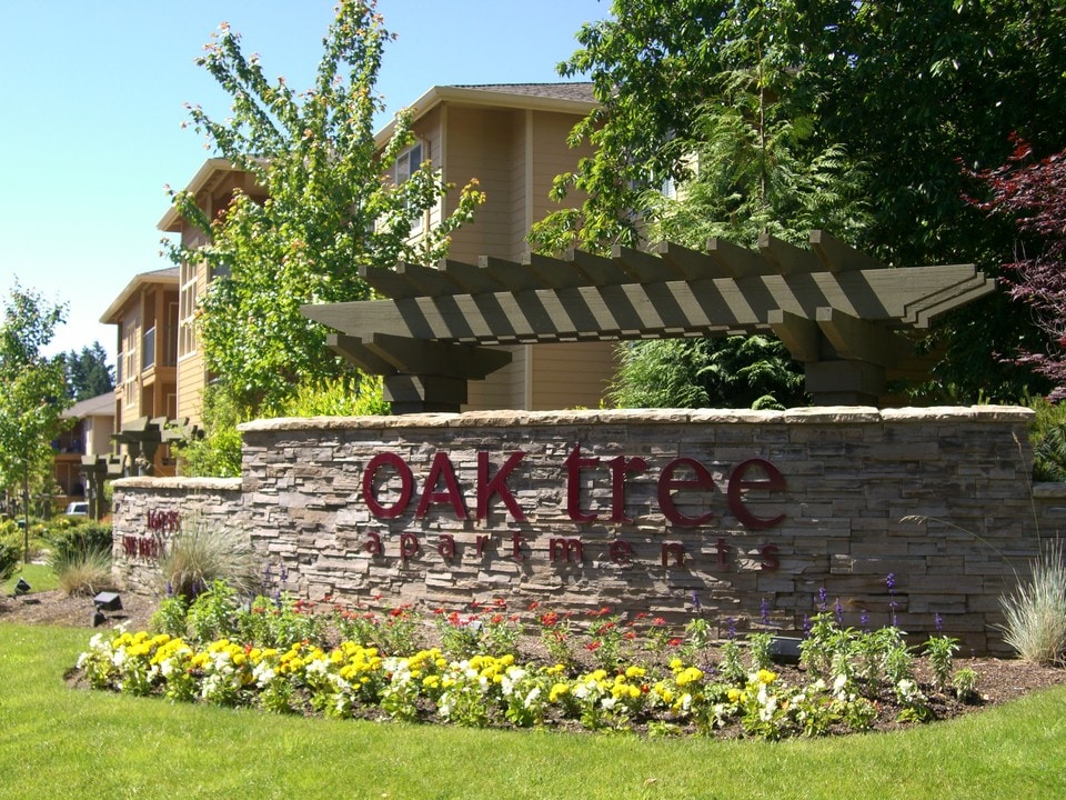 Oak Tree Apartments in Tigard, OR - Foto de edificio