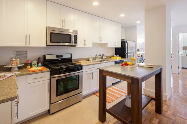 97-45 Queens Blvd in Rego Park, NY - Building Photo - Building Photo