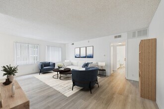 Dickens Apartments in Sherman Oaks, CA - Foto de edificio - Building Photo