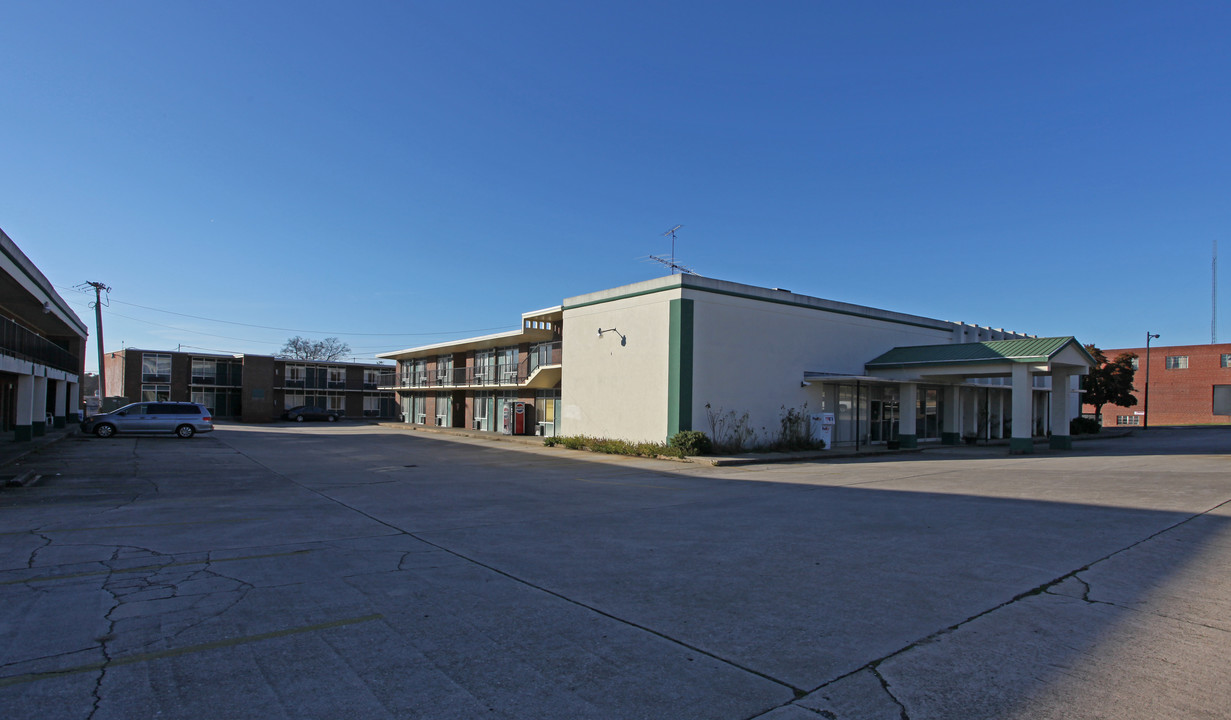 300 S 1st St in Albemarle, NC - Building Photo