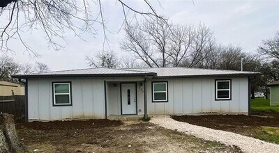 200 N Kerr St in Blooming Grove, TX - Building Photo - Building Photo