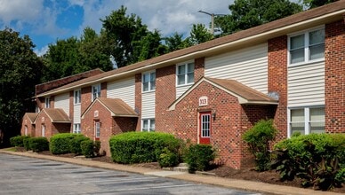 Chatham Square Apartments in Virginia Beach, VA - Foto de edificio - Building Photo