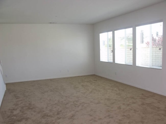 19845 Christopher Ln in Santa Clarita, CA - Building Photo - Building Photo