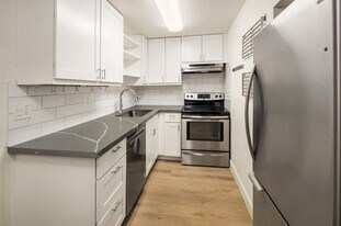 909 4th Ave N, Unit H in Seattle, WA - Building Photo