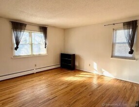 482 Oak Ave in Cheshire, CT - Building Photo - Building Photo