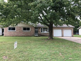 521 S Belcrest Ave in Springfield, MO - Building Photo