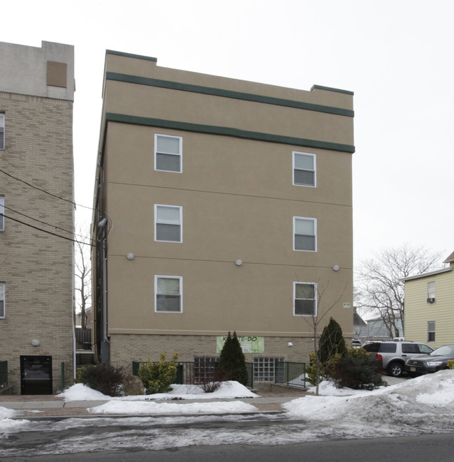 818 E Jersey St in Elizabeth, NJ - Foto de edificio - Building Photo