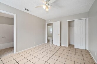 1113 W Rundberg Ln in Austin, TX - Building Photo - Building Photo