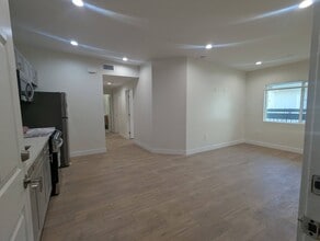 14411 Vanowen St. in Van Nuys, CA - Foto de edificio - Interior Photo