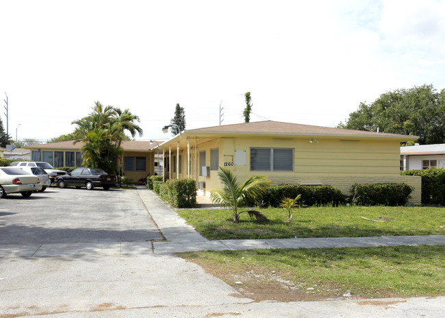 1260 NE 136th Ter in North Miami, FL - Foto de edificio - Building Photo