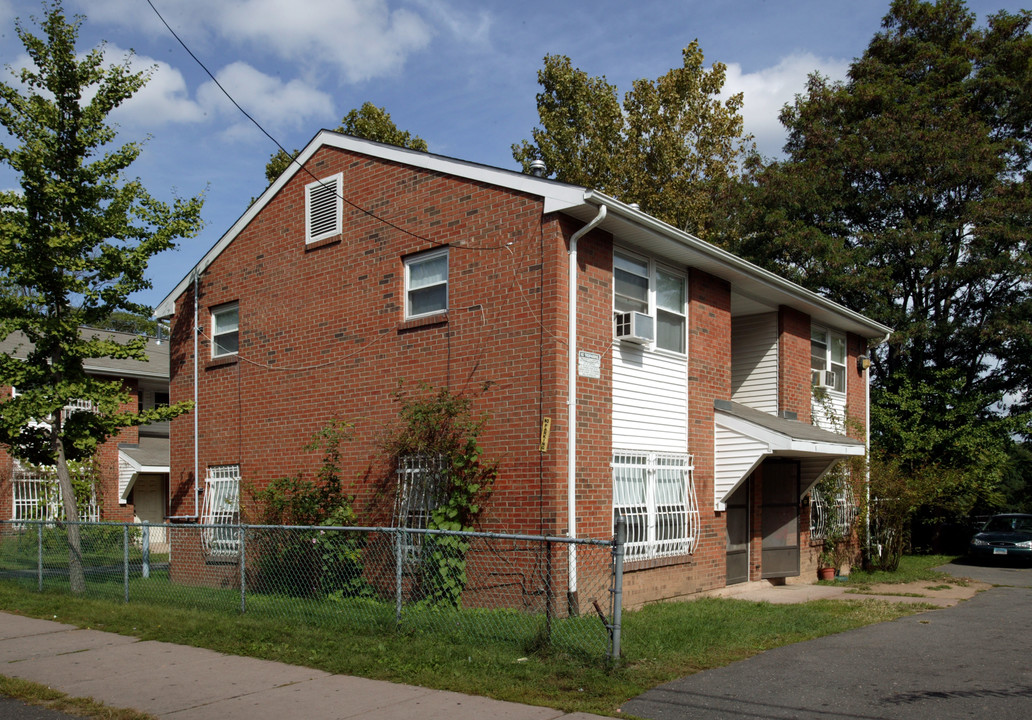 16 Wadsworth St in East Hartford, CT - Building Photo