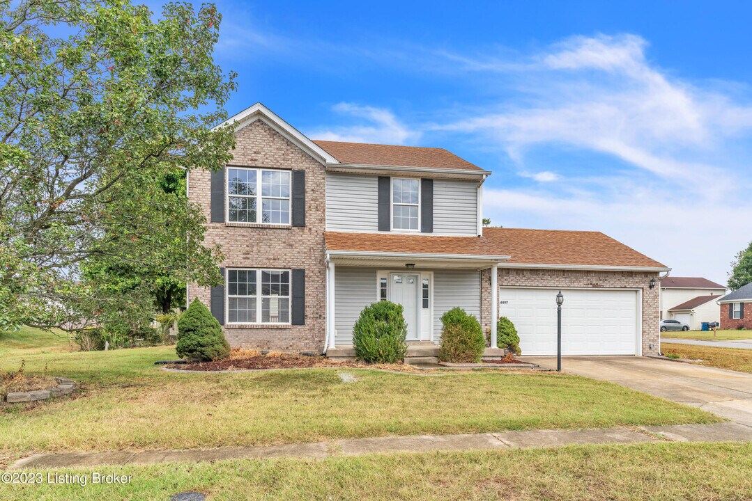 6807 McKeever Ln in Louisville, KY - Building Photo