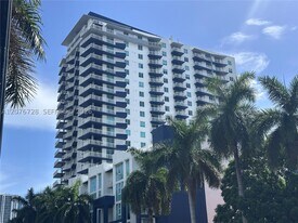 275 NE 18th St in Miami, FL - Building Photo