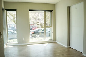 1313 SE Lambert St in Portland, OR - Building Photo - Building Photo