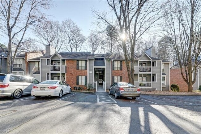 527 Warm Springs Cir in Roswell, GA - Building Photo - Building Photo