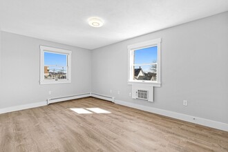 4 Golden Ct, Unit 2 in Medford, MA - Foto de edificio - Building Photo