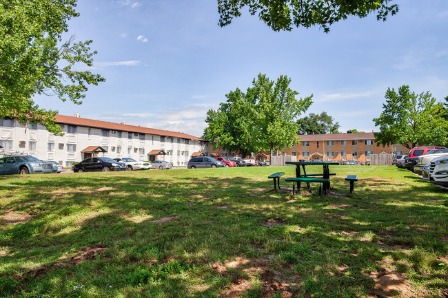 Continental Terrace in Bloomington, IN - Foto de edificio - Building Photo