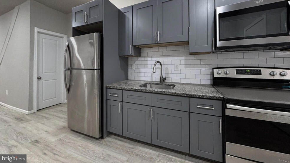 141 N Peach St in Philadelphia, PA - Building Photo