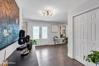 4 Oak Tree Ln in Ocean Township, NJ - Foto de edificio - Building Photo