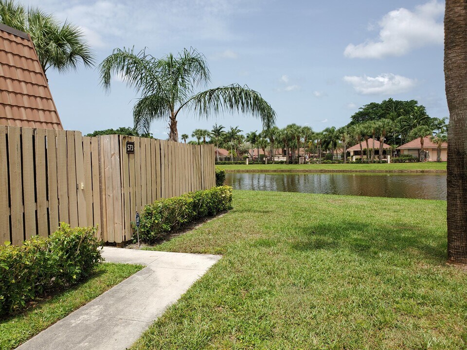 573 Green Springs Pl in West Palm Beach, FL - Building Photo