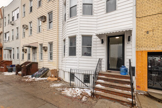 621-623 Union Ave in Brooklyn, NY - Building Photo - Building Photo