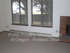 2141 SW Townsend Ct in Troutdale, OR - Building Photo - Building Photo