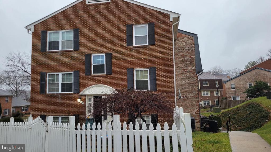 9832 Hagel Cir in Lorton, VA - Building Photo