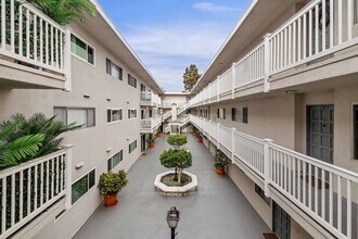 2411 Prospect Ave, Unit 219 in Hermosa Beach, CA - Foto de edificio - Building Photo