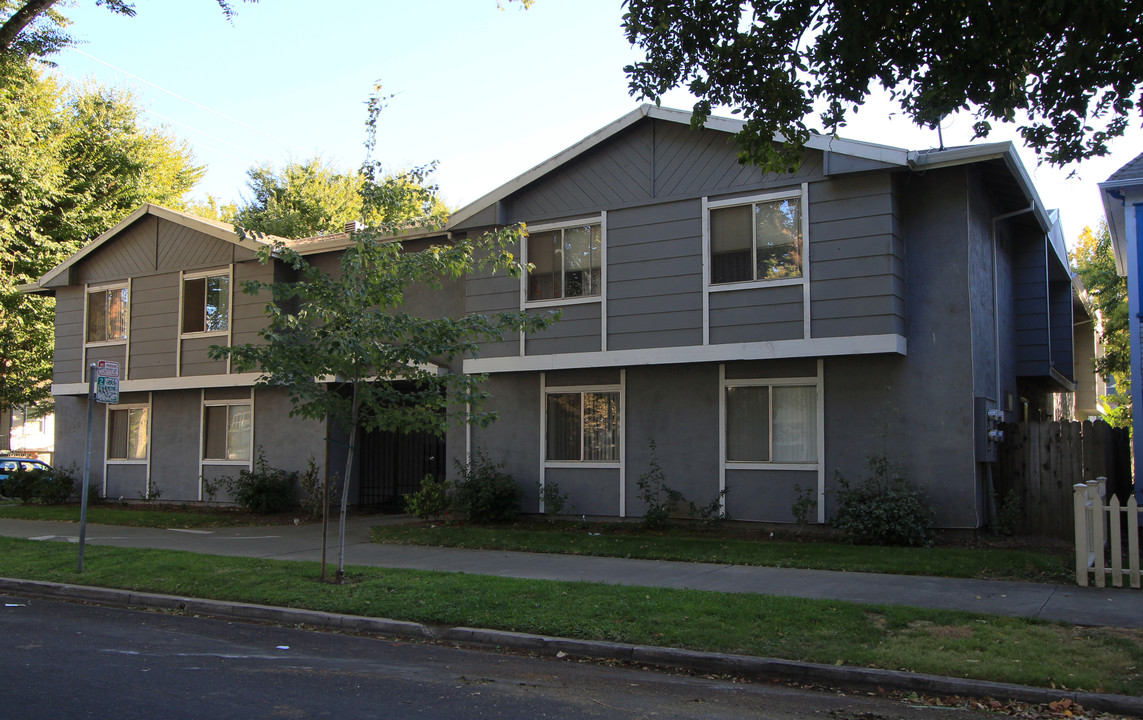 D Street Apartments in Sacramento, CA - Building Photo