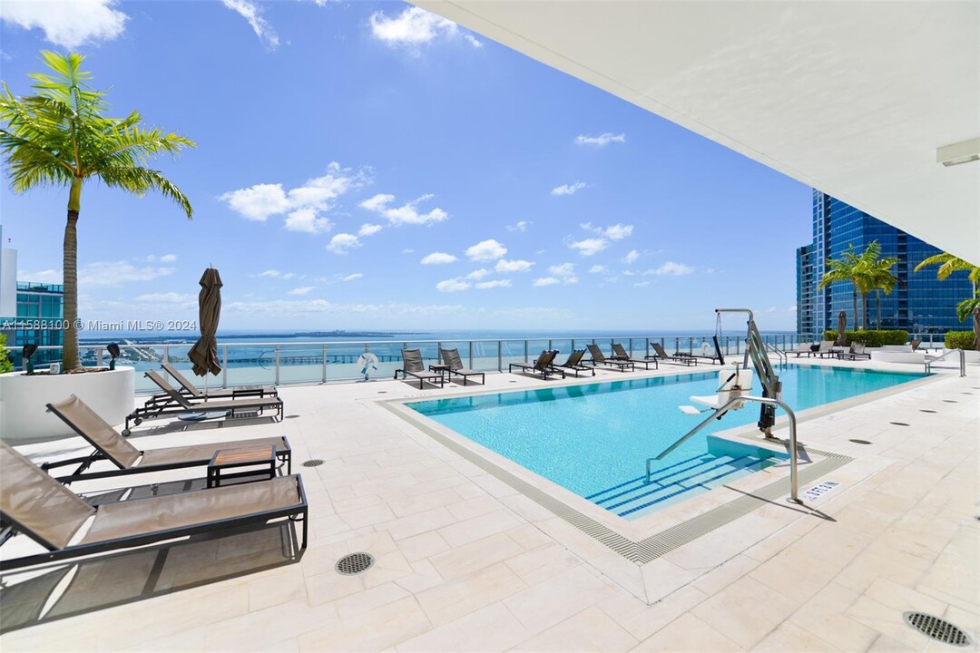 1300 Brickell Bay Dr in Miami, FL - Building Photo