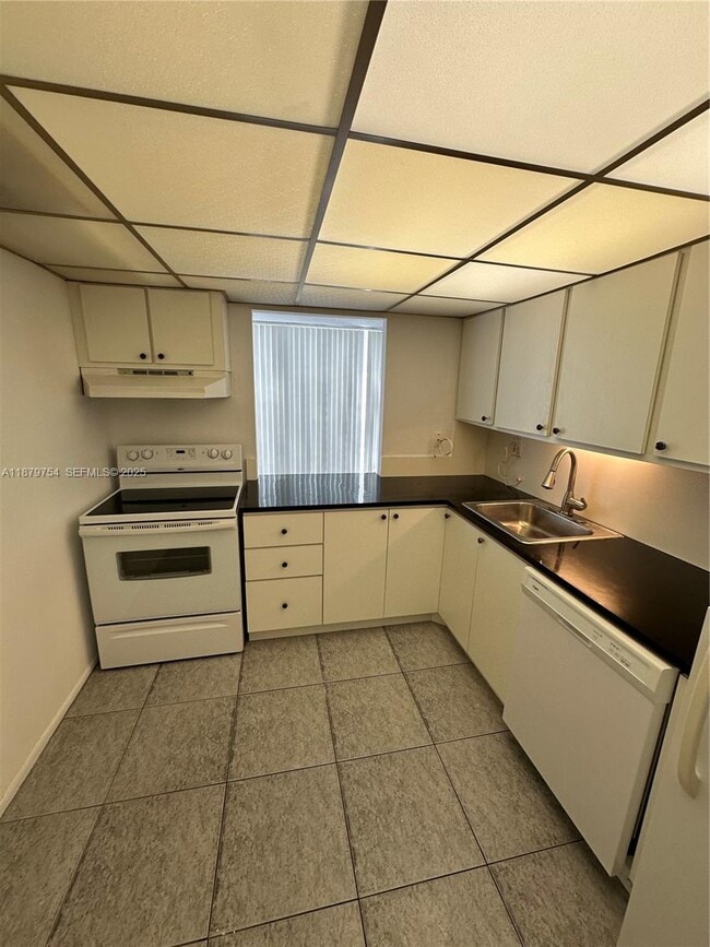 2101 Atlantic Shores Blvd in Hallandale Beach, FL - Building Photo - Building Photo