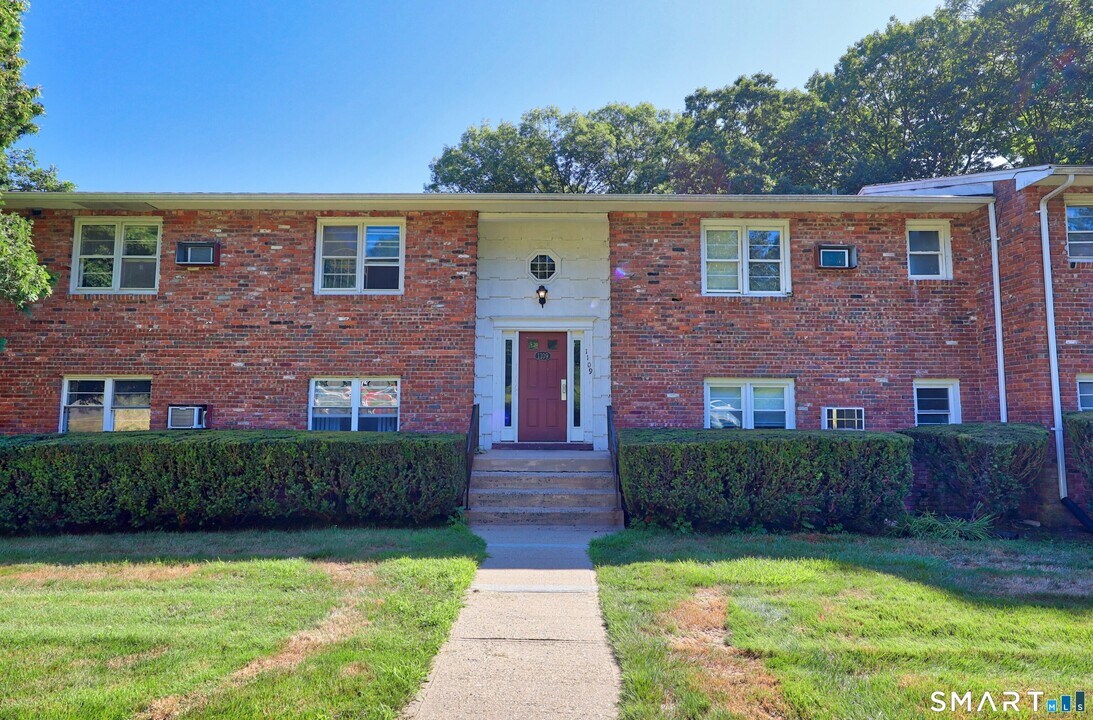 1109 Waterbury Rd in Cheshire, CT - Building Photo