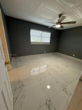 700 SW 80th Ter in North Lauderdale, FL - Foto de edificio - Building Photo