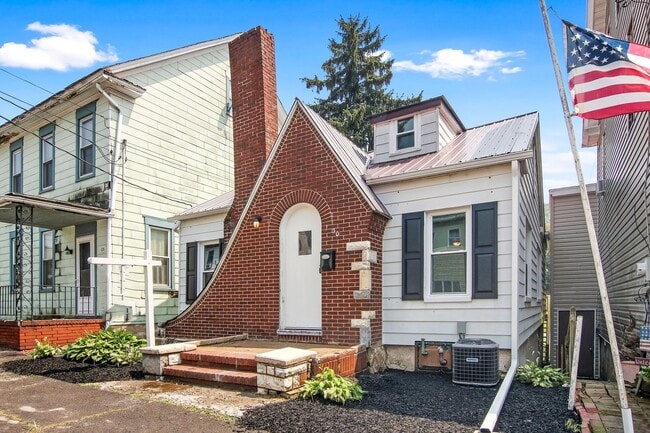 130 W Main St in Elizabethville, PA - Building Photo - Building Photo
