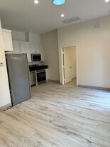 23110 1/2 Mulholland Dr in Woodland Hills, CA - Building Photo