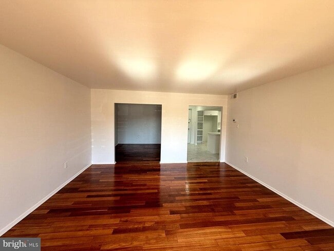 606 Cooper Landing Rd in Cherry Hill Township, NJ - Foto de edificio - Building Photo