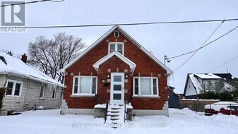5513 Spring St in Niagara Falls, ON - Building Photo