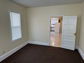 810 Brock Ave, Unit 3N in New Bedford, MA - Foto de edificio - Building Photo