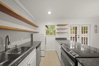 8285 Kingsbrook Rd in Houston, TX - Building Photo - Building Photo