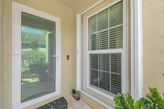 303 E Riverbend Dr in Sunrise, FL - Foto de edificio - Building Photo
