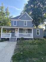 615 W White St in Champaign, IL - Building Photo