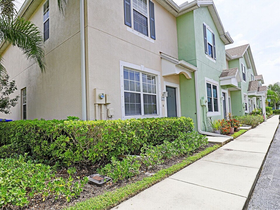 3618 Pine Oak Cir in Ft. Myers, FL - Building Photo