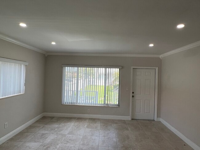 11630-11640 N Bayshore Dr in North Miami, FL - Foto de edificio - Building Photo