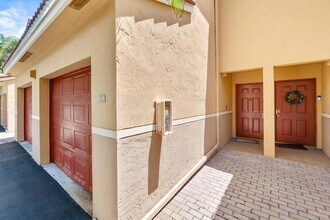 600 Scotia Dr, Unit 104 in Hypoluxo, FL - Foto de edificio - Building Photo