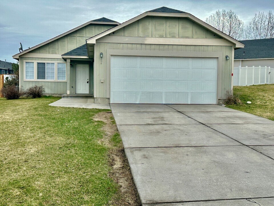 204 N Armstrong Ct in Deer Park, WA - Building Photo