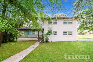 2241 Wallingford Dr in Decatur, GA - Building Photo